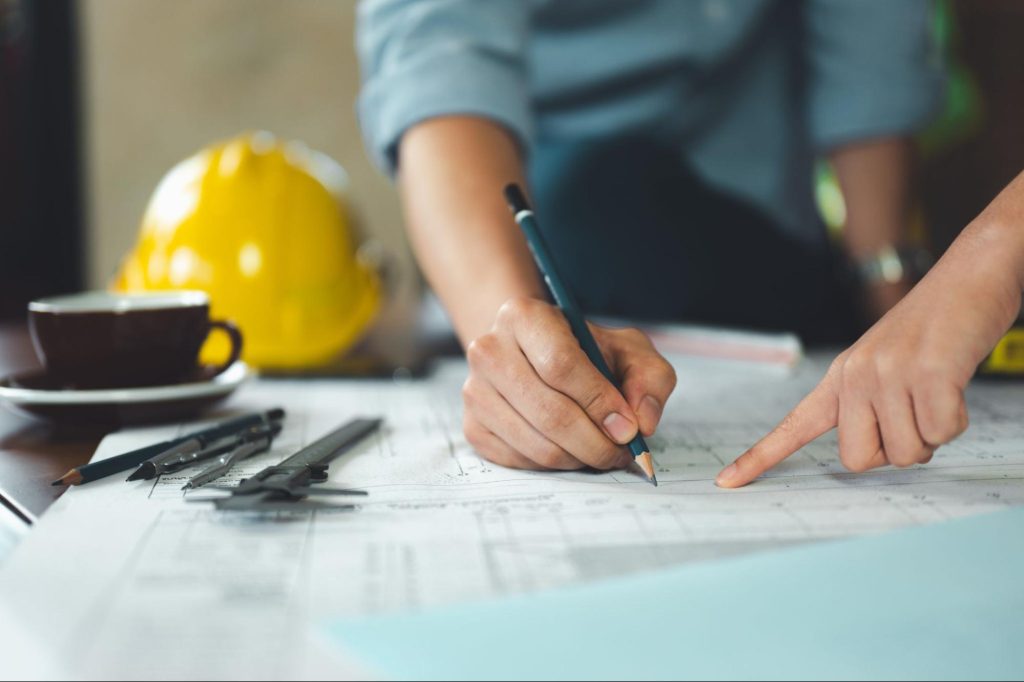Stabiliteitsingenieur werkt technische bouwplannen uit voor een veilig bouwproject.